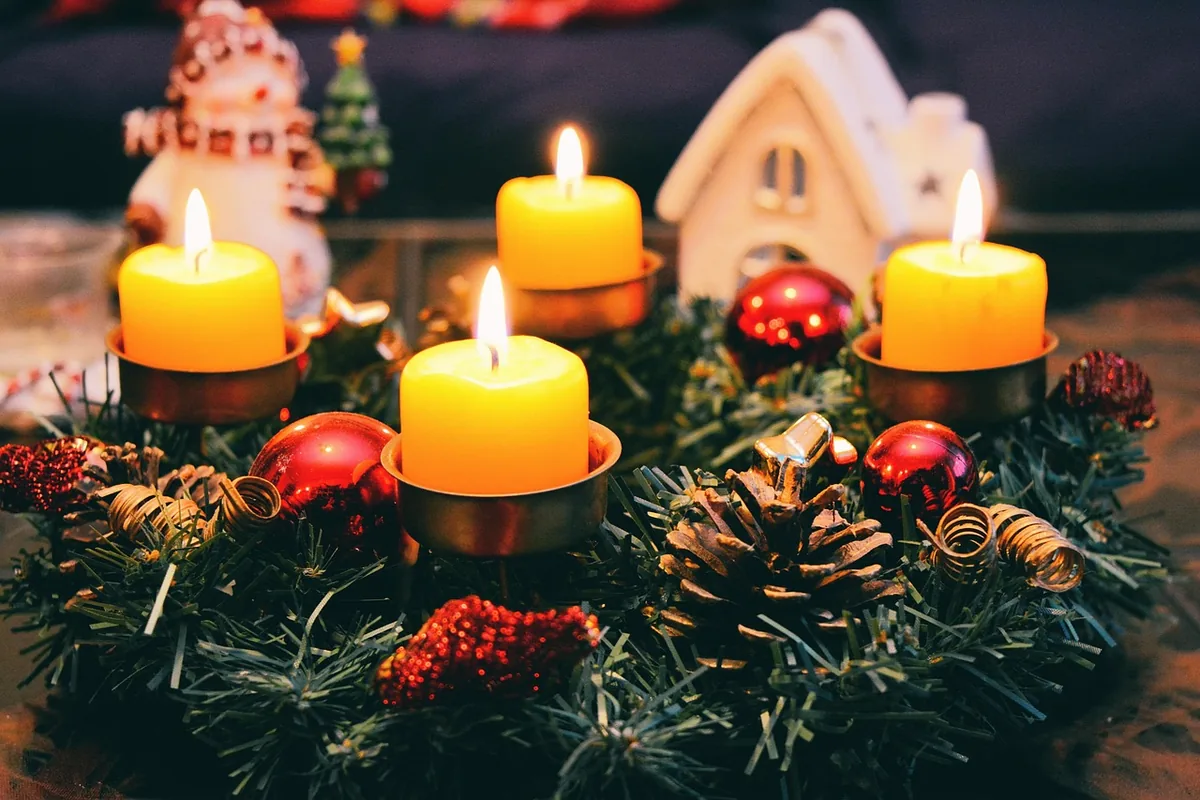 Candles and decorations in an Advent wreath